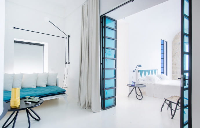 L’établissement a récemment été rénové. On trouve du blanc partout dans les chambres, avec quelques touches de bleu sur les têtes de lit. Les balcons plongent sur la mer comme la proue d’un bateau. Le mobilier est signé du très chic éditeur italien Thonet.
