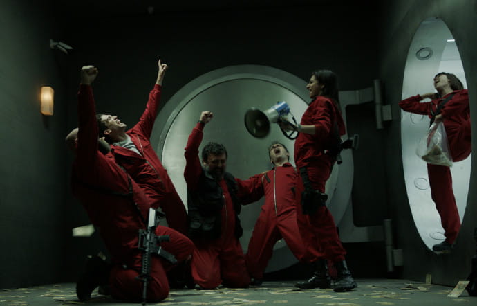 Avec leur combinaison rouge et leur masque de Dalí, les braqueurs de La Casa de papel rappellent un peu les hackers d’Anonymous.