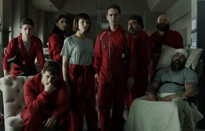 Avec leur combinaison rouge et leur masque de Dalí, les braqueurs de La Casa de papel rappellent un peu les hackers d’Anonymous.