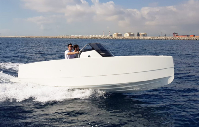 Suivant les canons actuels du bateau open sportif, façon lounge-boat,ce nouveau modèle de 6 mètres séduittout de suite par son élégance et safonctionnalité.