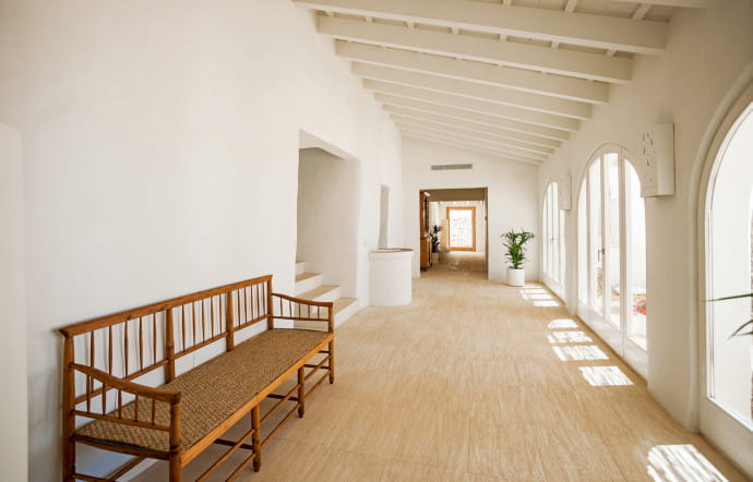 Dans la maison principale, le vent qui s’engouffre dans les corridors rappelle que la mer n’est jamais loin.
