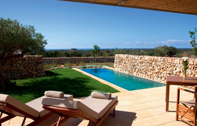 Outre la piscine principale, il est possible de profiter d’un cottage avec piscine privative et vue sur la mer. Le grand luxe !