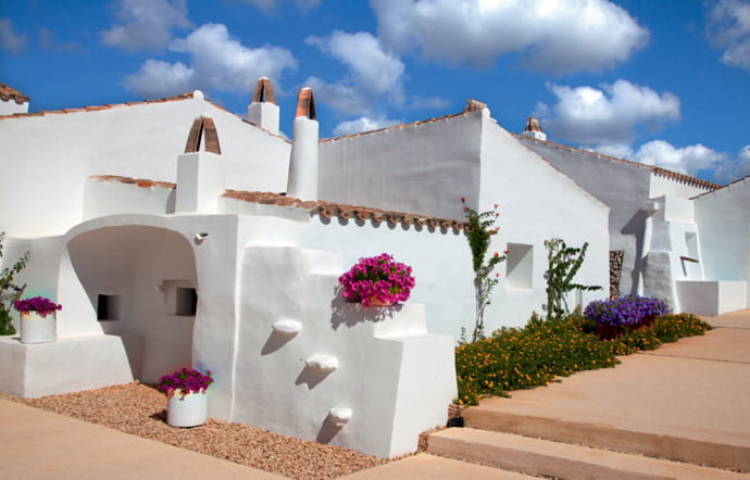 Torralbenc, le premier boutique‑hôtel minorquin, est logé dans une ancienne finca (ferme traditionnelle) entourée de vignes, transformée en retraite paradisiaque.