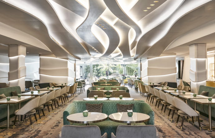 La salle du restaurant mélange inspirations Art déco et détails contemporains, comme l’impressionnant plafond.