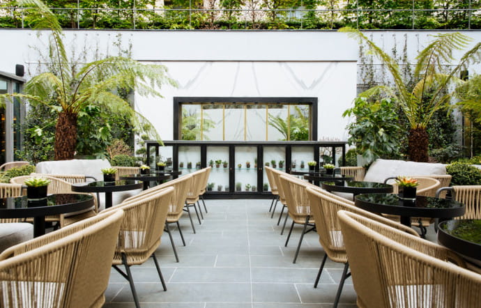 Deux terrasses végétalisées bordent le restaurant.