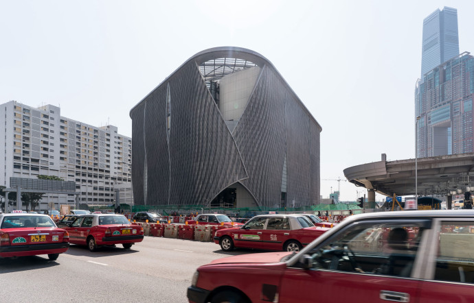 Le West Kowloon Cultural District est un projet en gestation depuis vingt ans : de nombreux bâtiments dédiés à l’art et à la culture (lieux de résidence, salles de spectacle, musées) installés dans un vaste parc paysagé. Seule une petite partie a pour le moment vu le jour, à l’image du Xiqu Centre, grand théâtre de 1 050 places consacré à l’opéra traditionnel cantonais, devrait quant à lui ouvrir fin 2018.