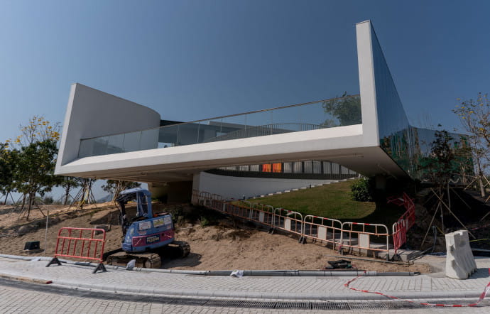 Le West Kowloon Cultural District est un projet en gestation depuis vingt ans : de nombreux bâtiments dédiés à l’art et à la culture (lieux de résidence, salles de spectacle, musées) installés dans un vaste parc paysagé. Seule une petite partie a pour le moment vu le jour, à l’image du M+ Pavilion, qui accueille depuis septembre 2016 des expositions.