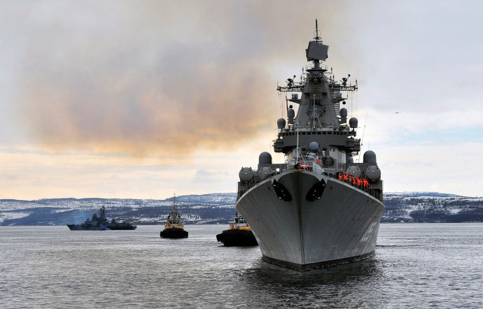 Sur les quatre flottes formant la marine russe, celle du nord, dans l’Oblast de Mourmansk, est la plus puissante. Au premier plan, le croiseur lance-missiles Maréchal-Oustinov.