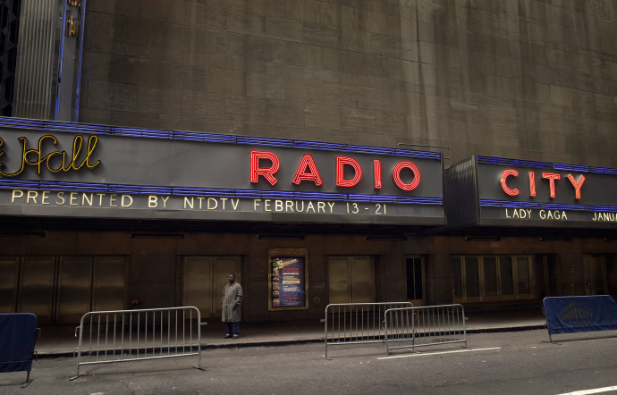 Le Radio City Music Hall, à New York, vu depuis W50th Street, de la série Memories of a Silent World (2008-2012), inspirée par une photo de Louis Daguerre montrant le Boulevard du Temple désert en 1838, Brodbeck & de Barbuat.