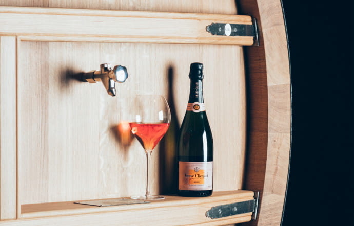 Veuve Clicquot Rosé allie élégance et style dans une coupe.