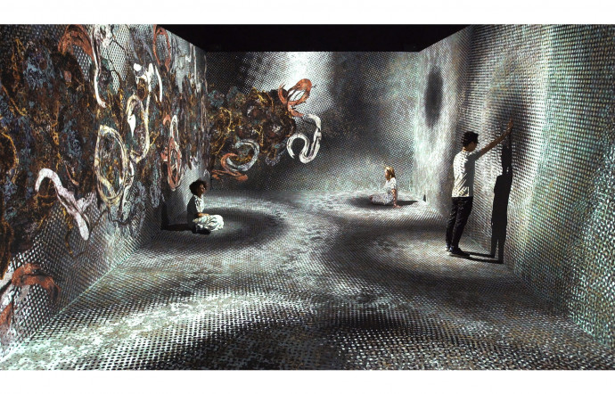 Exhibition View, teamLab : Au-delà des limites , 2018, Grande halle de La Villette, Paris.