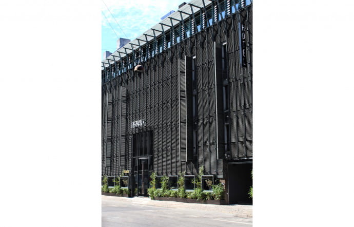 La façade en bronze.