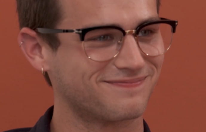 Brandon Flynn participe à la campagne lancée par Persol sur Facebook, Good Point Well Made, une série d’interviews simples et amusantes à destination des millenials.