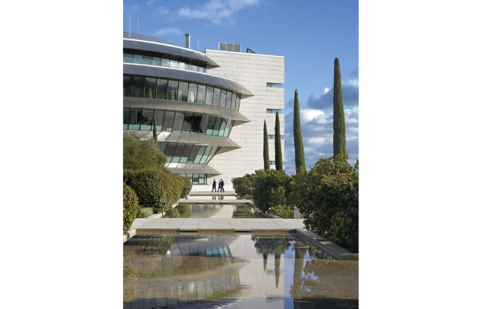 L’Edificio Pereda, dessiné par l’architecte irlandais Kevin Roche, comme l’ensemble de la cité financière, accueille l’état‑major du groupe.