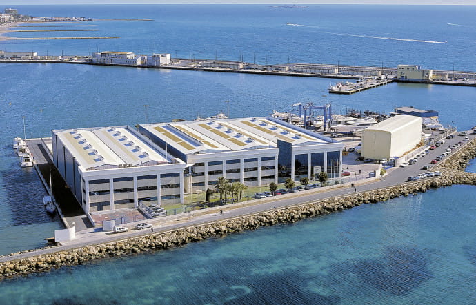 Avant l’installation du chantier à l’entrée du port de Santa Pola, la mise à l’eau d’un modèle bloquait une partie de la ville.