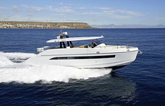 Le TopDeck 63’ a fait une entrée remarquée au salon nautique de Cannes, en 2013.
