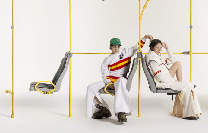 Madrid a repris son élan grâce à une nouvelle génération de créateurs indépendants, qui créent leur propre esthétique. María Ke Fisherman aime jouer avec les codes, à l’image de ses survêtements arborant le drapeau espagnol