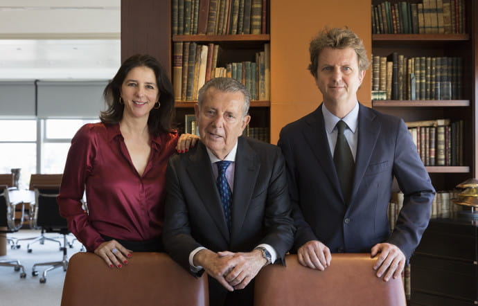 La cinquième génération du clan Godó, Ana et Carlos, encadre le patriarche et président-éditeur, Javier.