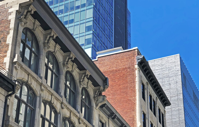Tissu architectural contrasté sur la rue McGill, à la frontière entre le Vieux-Montréal et le Centre-Ville.
