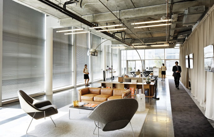 La « Gallery » au 13e étage, est le seul plateau meublé de l’immeuble. Il sert de showroom pour les futurs clients.