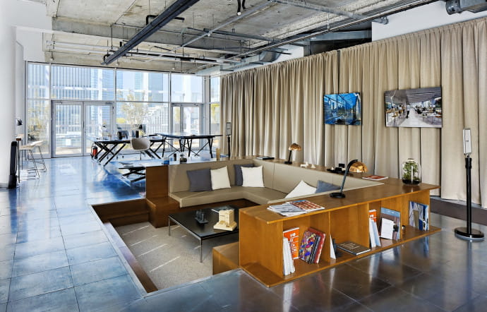 La « Gallery » au 13e étage, est le seul plateau meublé de l’immeuble. Il sert de showroom pour les futurs clients.
