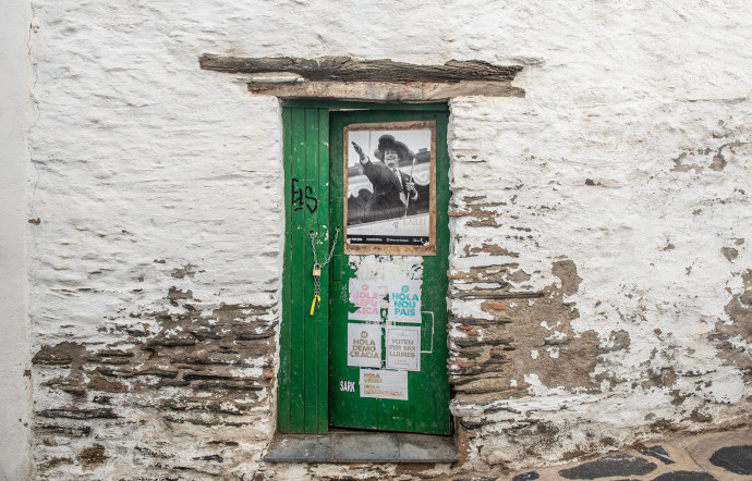 Sur la porte, l’affiche d’une exposition de 2004, Dalí vist per Joan Vehi, un photographe catalan né à Cadaqués.