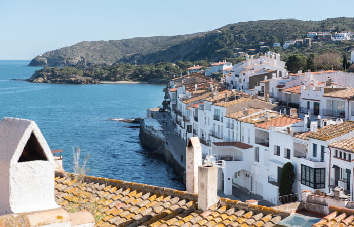 Cachée au fond d’un port naturel à l’abri des derniers ressauts des Pyrénées, Cadaquès la blanche se vit comme une île.