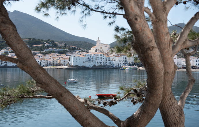 Cachée au fond d’un port naturel à l’abri des derniers ressauts des Pyrénées, Cadaquès la blanche se vit comme une île.