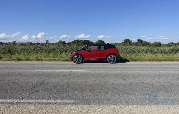 La BMW i3s sur les routes de Camargue.