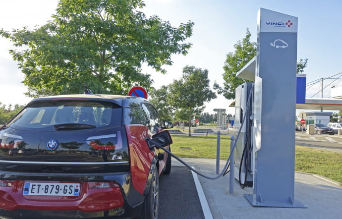 Il faut un peu plus d’une heure pour recharger complètement le bolide.