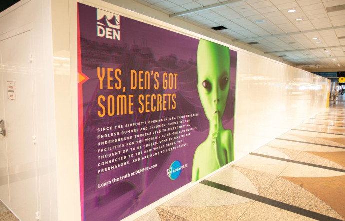 L’une des affiches, représentant un extra-terrestre, une théorie parmi d’autres autour de l’aéroport de Denver, et expliquant le principe de la campagne.