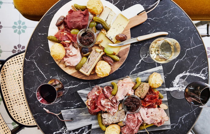 De la charcuterie aux vins, tous les produits sont sourcés chez les meilleurs producteurs européens.