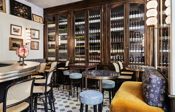 La bibliothèque des vins nous met tout de suite dans le thème.