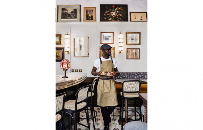 Le bar et les tableaux ont été chinés aux puces.