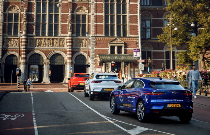 En I-Pace, la conduite en ville est particulièrement agréable.