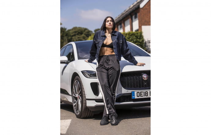 Dua Lipa est l’interprète, entre autres, de « One Kiss« , tube de l’été aux 330 millions de vues sur Youtube.