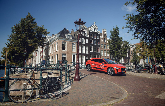 Avec ses vélos et ses innovations en matière de mobilité, la capitale hollandaise n’a pas été choisie au hasard pour cet événement Jaguar.
