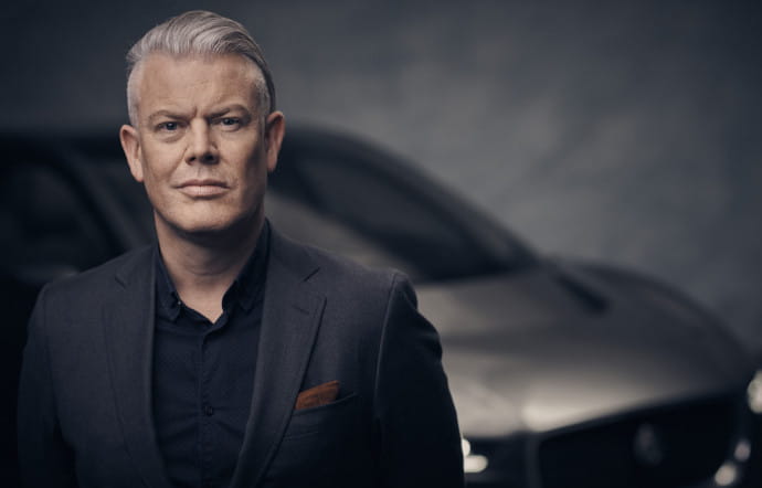 Wayne Burgess, Studio director (accessoirement guitariste dans un groupe de rock), Jaguar.