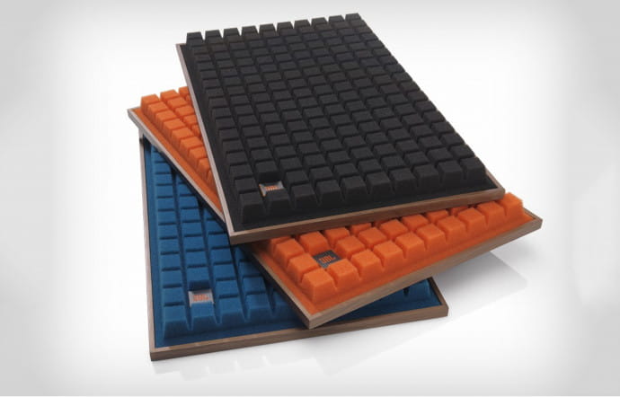La grille en mousse est disponible en trois coloris.