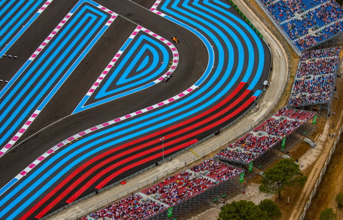 De la construction d’une tribune à la modification de trois virages, Architecture 54 est devenu le maître d’oeuvre exclusif du circuit Paul‑Ricard, et le seul cabinet, en France, spécialisé dans le créneau des courses automobiles.