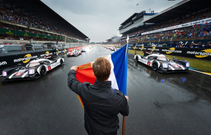 Brad Pitt donne le départ de la course (2016).