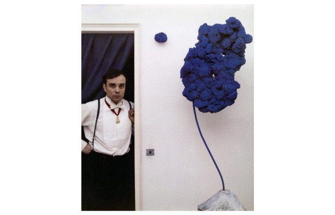 Yves Klein avec une culture éponge (SE 167), dans son atelier, 14, rue Campagne-Première, Paris, France, 1960.