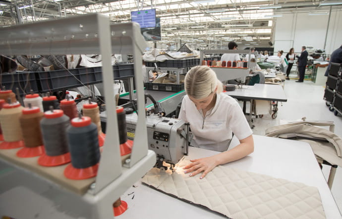 Bien qu’experts dans leur domaine, les artisans travaillant à la confection des éléments (marqueterie, sellerie…) effectuent trois jours d’entraînement avant d’accéder à la production.