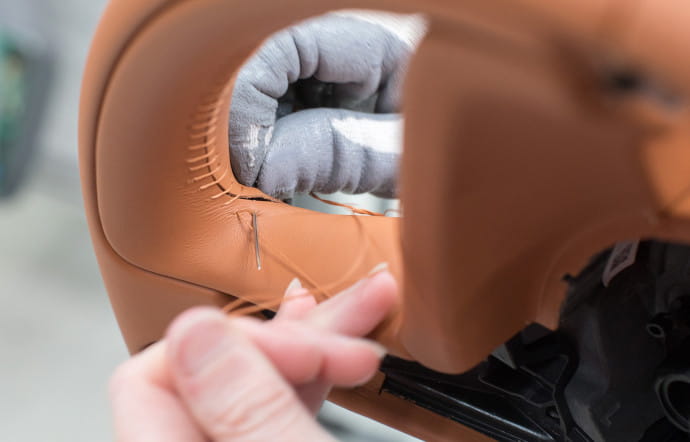 Environ 150 heures sont consacrées à la réalisation de l’intérieur cuir d’une Mulsanne. Les plus belles peaux, exemptes d’imperfection, sont sélectionnées avant la découpe.