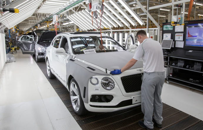 Une fois la carrosserie protégée contre la corrosion, la peinture est pulvérisée à la main.