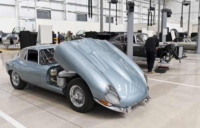 En moyenne, une Jaguar Type E nécessite 3 000 heures de travail.
