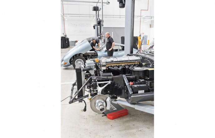 La délimitation entre les différents modèles n’est pas franche. On trouve aussi bien des Type E que des Land Rover ou des Range Rover en cours de restauration, une poignée de Type D et de XKSS en cours de fabrication. Ces modèles requièrent environ quinze semaines de travail.
