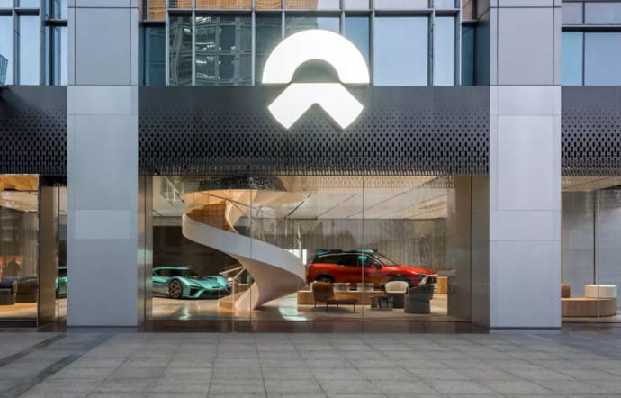 A Pékin, la start-up chinoise NIO a inauguré en 2017 un flagship de 3 000 m2. Au rez-de-chaussée, la marque expose ses deux bolides électriques, le supercar EP9 et le SUV ES 8.