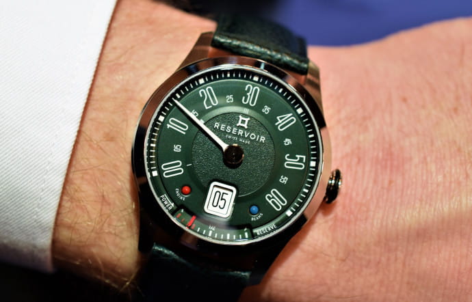 Réservoir Longbridge British Racing, boîtier en acier de 39 mm, mouvement automatique ETA de 124 pièces, heure sautante et minute rétrograde, fabrication labellisée Swiss Made, bracelet en cuir, 3 750 €.