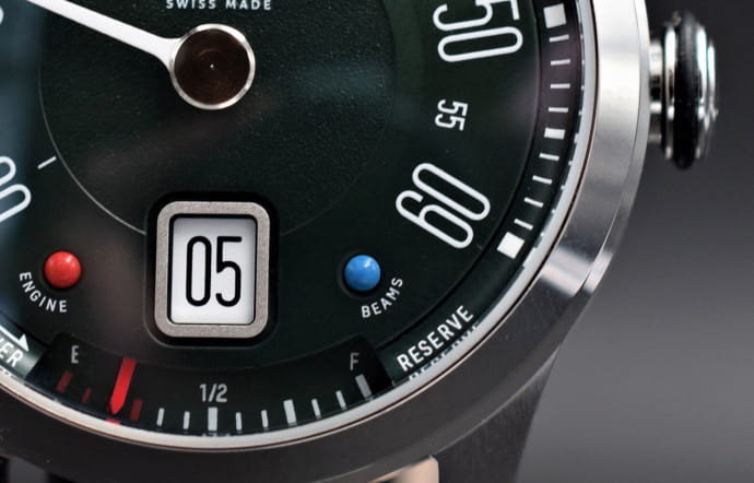Réservoir Longbridge British Racing, boîtier en acier de 39 mm, mouvement automatique ETA de 124 pièces, heure sautante et minute rétrograde, fabrication labellisée Swiss Made, bracelet en cuir, 3 750 €.